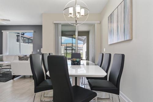 Four Bedroom Family Friendly w/ Screened Pool 4908 - image 9