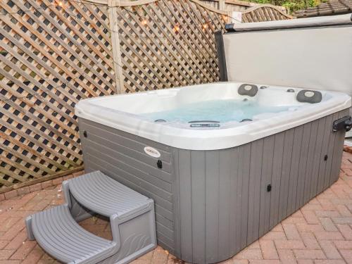 Elv Cottage Chester - image 10