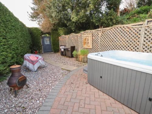 Elv Cottage Chester - image 12