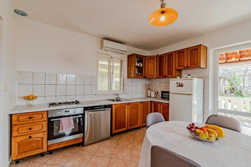 Holiday house with a parking space Zrnovo Korcula - 21067 - image 2