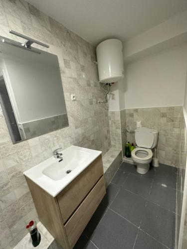 Bathroom, Alojamiento Mediavilla in Puente de Vallecas