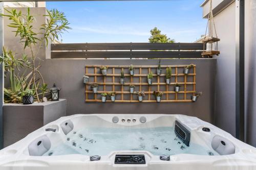 Luxe house in Glyfada with spa near metro station C8, Ateny