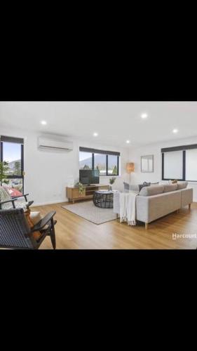 Spacious House Close to Hobart CBD WiFi and New Sony QLED Smart TV