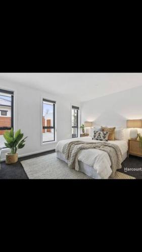 Spacious House Close to Hobart CBD WiFi and New Sony QLED Smart TV