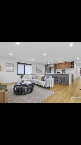Spacious House Close to Hobart CBD WiFi and New Sony QLED Smart TV
