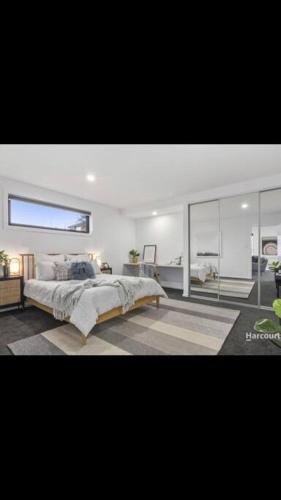 Spacious House Close to Hobart CBD WiFi and New Sony QLED Smart TV