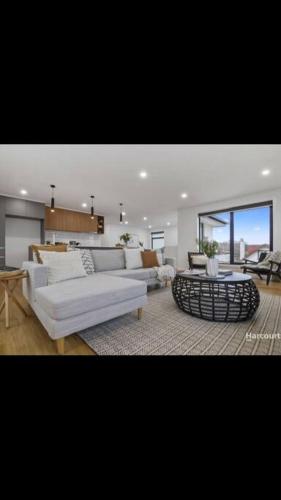 Spacious House Close to Hobart CBD WiFi and New Sony QLED Smart TV