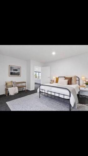 Spacious House Close to Hobart CBD WiFi and New Sony QLED Smart TV