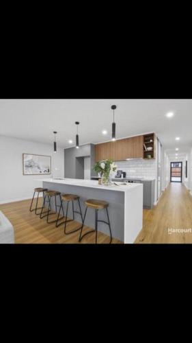 Spacious House Close to Hobart CBD WiFi and New Sony QLED Smart TV