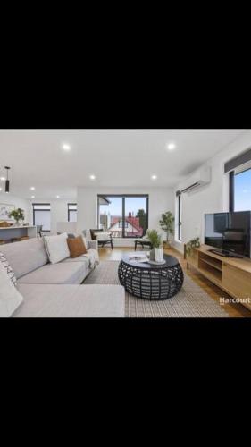 Spacious House Close to Hobart CBD WiFi and New Sony QLED Smart TV