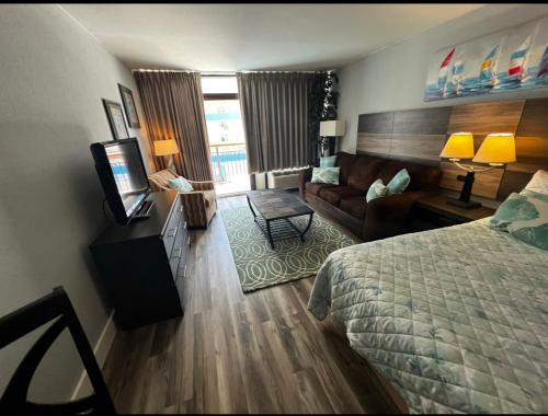 Upgraded Studio at Landmark Resort ! 17 pools, lazy rivers, jacuzzis! 814 in Myrtle Beach, USA