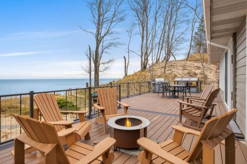 Lakefront House with Private Beach by Michigan Waterfront Luxury Properties in Norton Shores, USA