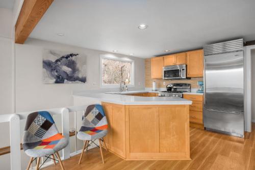 Lakefront House with Private Beach by Michigan Waterfront Luxury Properties in Norton Shores, USA