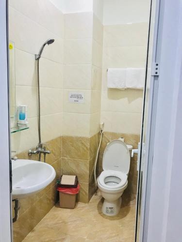 Bathroom, Dana Beach Motel near Tran Thi Ly Bridge