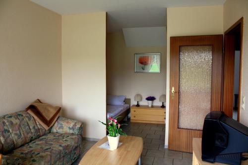 2 twin beds, 1 sofa bed