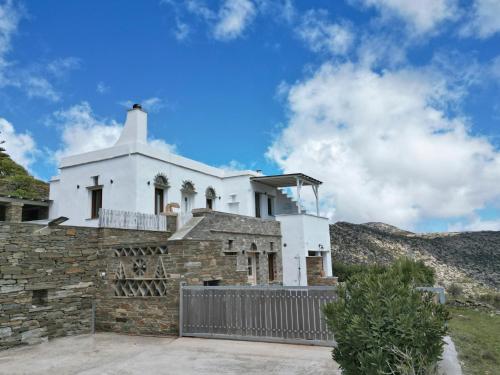  House with sea and mountain views in Mirsíni