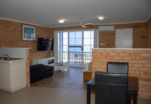 Konyha, Seaspray Beach Holiday Park Apartments in Dongara