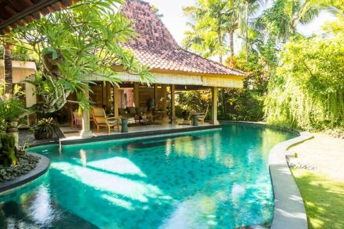 Villa Oost Indies fully staffed luxury villa, walk to the beach Experience true Balinese style with all modern luxuries