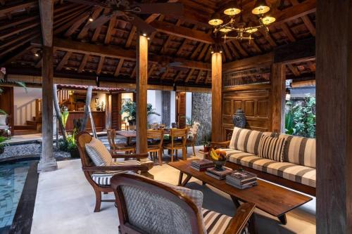 Villa Oost Indies fully staffed luxury villa, walk to the beach Experience true Balinese style with all modern luxuries