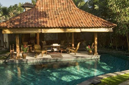 Villa Oost Indies fully staffed luxury villa, walk to the beach Experience true Balinese style with all modern luxuries