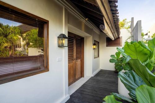 Villa Oost Indies fully staffed luxury villa, walk to the beach Experience true Balinese style with all modern luxuries