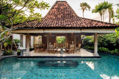 Villa Oost Indies fully staffed luxury villa, walk to the beach Experience true Balinese style with all modern luxuries