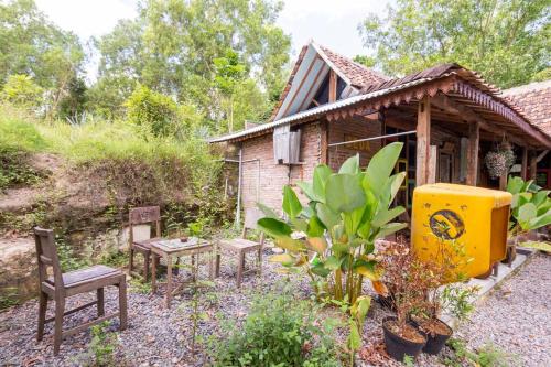 Omah Dhalang, Ethnic Java House with Nature View