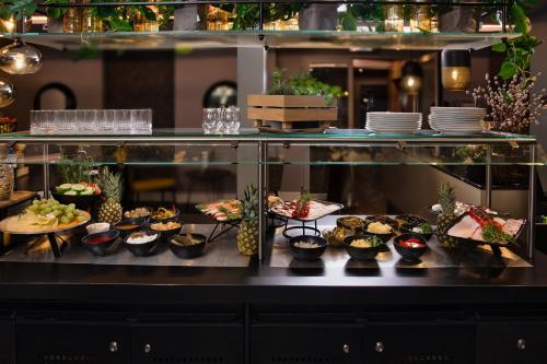 Metropolis Design Hotel - image 14