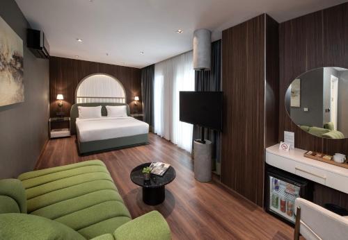 1 king bed, 2 twin beds, 1 sofa bed
