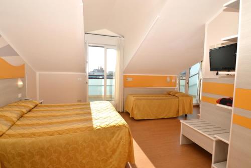 Camera quadrupla, balcone