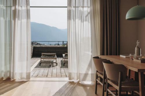 陽台/露台, Hotel Schwarzschmied, a Member of Design Hotels in 拉娜
