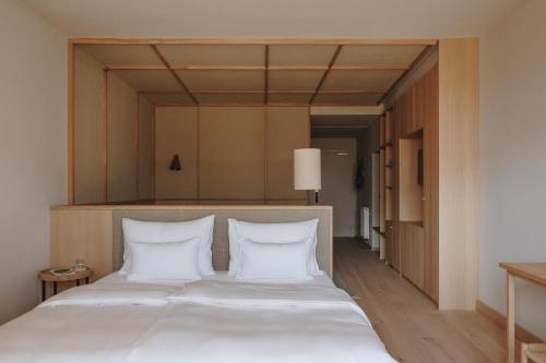 1 queen bed, 2 sofa beds