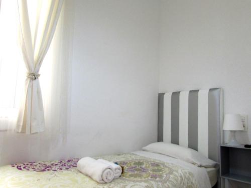 Single Room with Shared Bathroom image 4