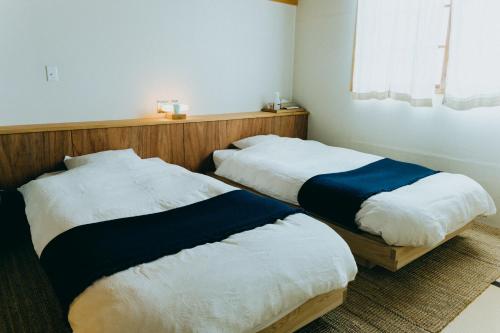 2 twin beds