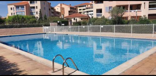 Swimming pool, Appartement Design near Musée Archéologique
