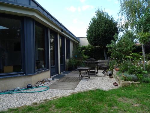 Chambre d'hôtes sur jardin acces PMR (Chambre d'hotes sur jardin acces PMR) in La Grace De Dieu