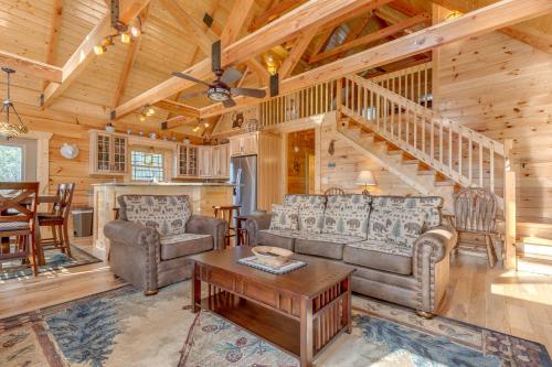 Lone Wolf Lodge, 3 Bedrooms, Mountain View, Pool Access, WiFi, Sleeps 10 in Gatlinburg, USA