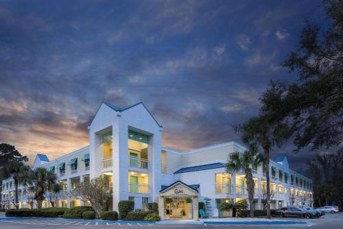 Vue extérieure, Hotel Carolina A Days Inn by Wyndham in Hilton Head Island (SC)