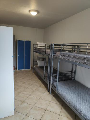 300 négyzetméteres, 1 hálószobás Apartman 9 fürdőszobával La Queue-en-Brie területén (Hôtel Les 4 Chênes - Chambre) in Pontault-Combault