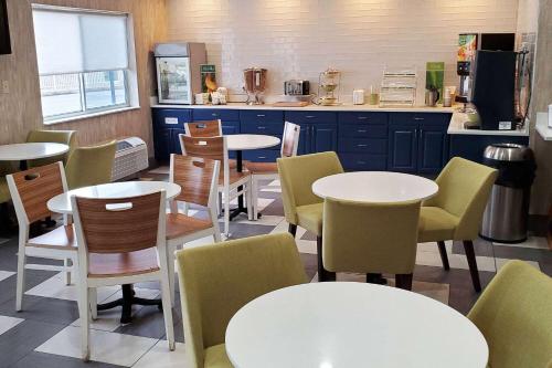 Quality Inn & Suites Uniontown - image 9
