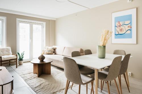 Stay Urban - Stylish Scandinavian Gem with French Balcony - Apartment - Bergen