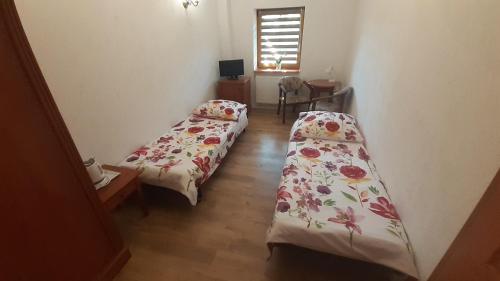 2 twin beds