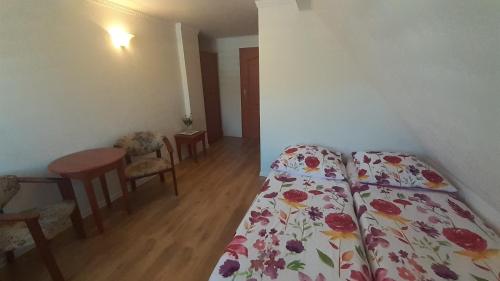 2 twin beds