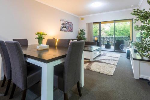 Pet Friendly 2BR APT with Balcony in East Vic Park
