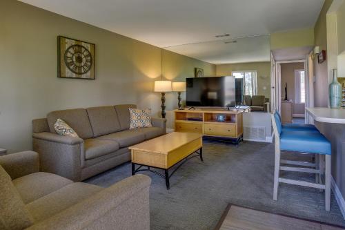 Indio Condo about 2 Mi to Coachella and Stagecoach! - Apartment - Indio