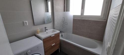 Bathroom, Appartement T3 proche centre - Climatisation & Parking prive in Figuerolles