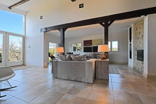 Hill-top haven with private pool and endless views in Belvezet