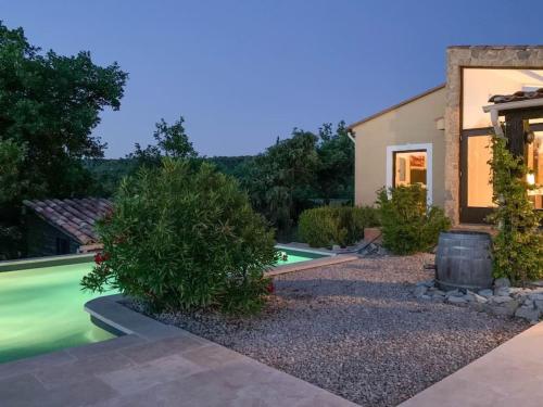 Hill-top haven with private pool and endless views in Belvezet
