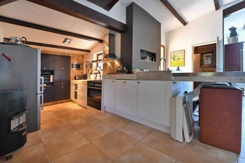 Hill-top haven with private pool and endless views in Belvezet