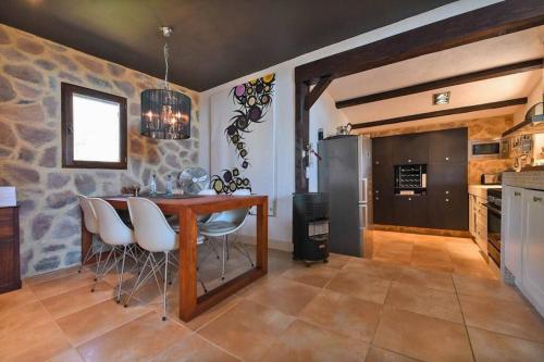 Hill-top haven with private pool and endless views in Belvezet